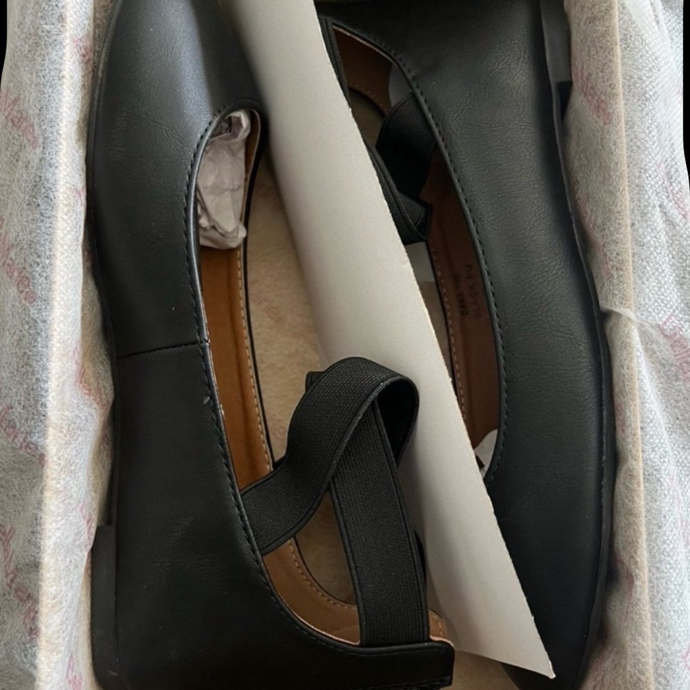 Bella Marie Women's Black Ballet Flats - Picture 6 of 6
